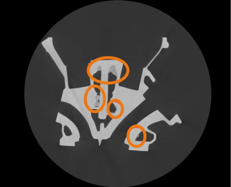 Restsand-Verteilung im Wasserraum - Grat, Kernreste und Späne im CT-Bild