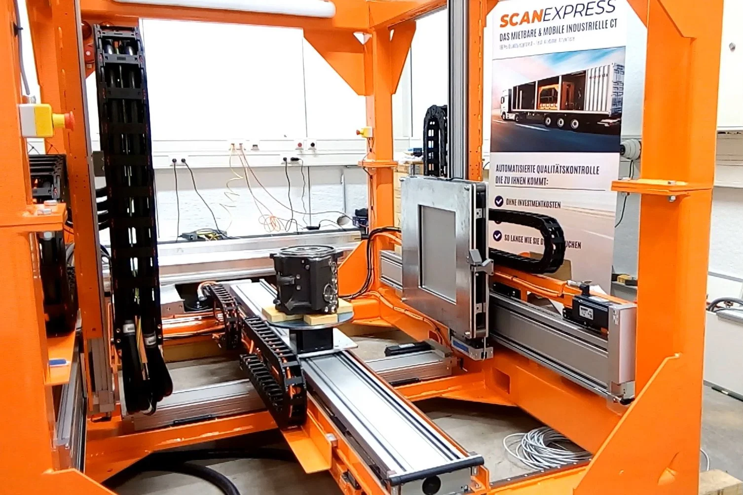 Erste Testscans mit dem mobilen CT