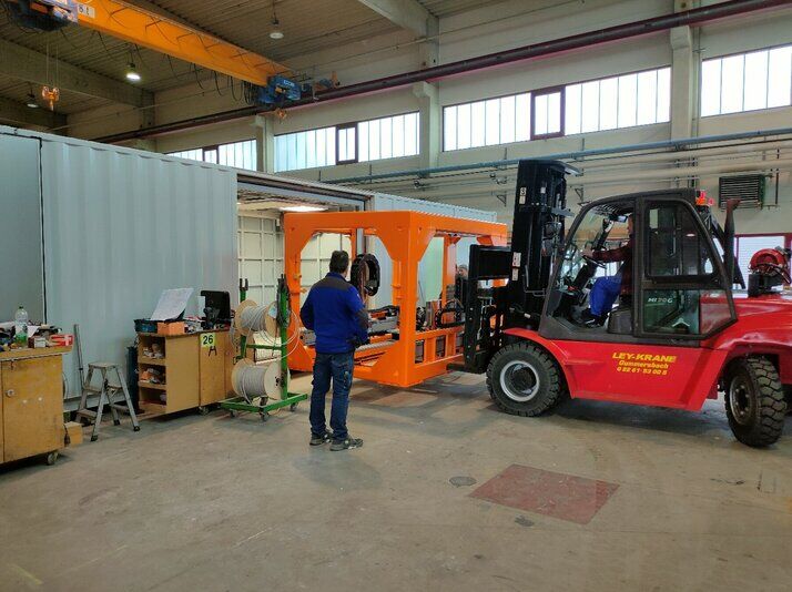 CT Cage wird in Container eingesetzt