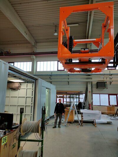 CT Cage wird mit Gabelstapler in den Container eingesetzt